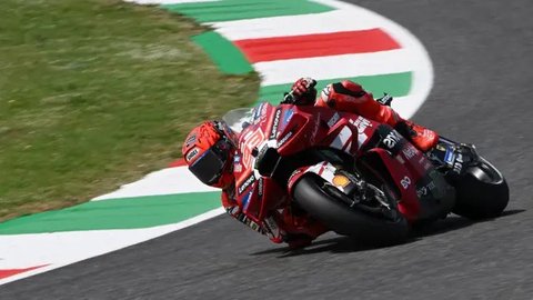 Pembalap MotoGP Spanyol dari Tim Ducati Lenovo, Marc Marquez, memperhatikan monitor saat duduk di pit-nya selama sesi latihan Grand Prix Moto GP Italia di sirkuit Mugello, di Mugello, dekat F