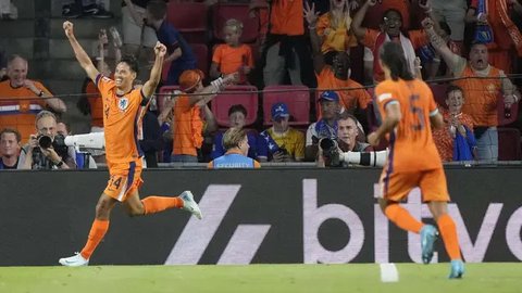 Pemain Timnas Belanda, Tijjani Reijnders, melakukan selebrasi setelah memcetak gol ke gawang Lituania pada laga terakhir Grup G kualifikasi zona Eropa di Stadion Johan Cruijff ArenA, Amsterda