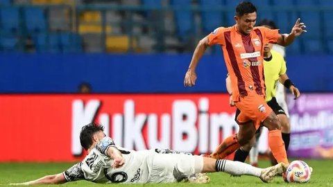 Alfharezzi Buffon dan Rivaldo Pakpahan saat memperkuat Borneo FC Samarinda bertandang ke markas Persija Jakarta dalam lanjutan BRI Super League 2025/2026 di Jakarta International Stadium (3/3