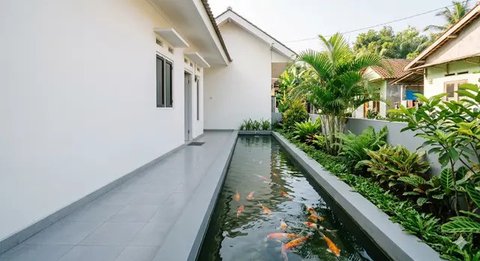 Inspirasi Model Kolam Ikan Memanjang di Samping Rumah Subsidi yang Menenangkan. Foto: Gemini AI