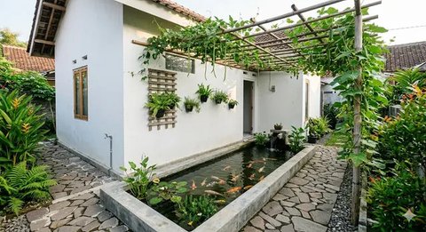 Inspirasi Model Kolam Ikan Memanjang di Samping Rumah Subsidi yang Menenangkan. Foto: Gemini AI