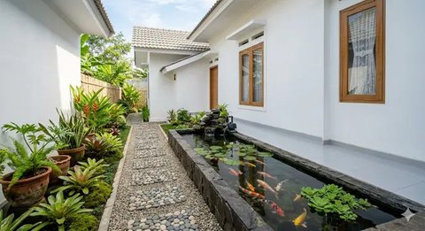 Inspirasi Model Kolam Ikan Memanjang di Samping Rumah Subsidi yang Menenangkan. Foto: Gemini AI