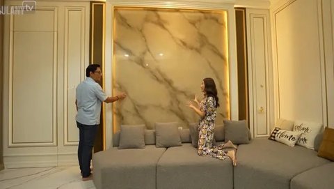 Sarwendah tampak tegar kala memperkenalkan bisnis daster yang motifnya didesain sendiri. Lini bisnis ini nantinya akan dijadikan warisan untuk anak-anak. (Foto: Dok. Instagram @sarwendah29