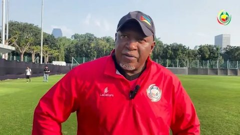 Pelatih Timnas Mozambik Chiquinho Conde memimpin sesi latihan timnya di Lapangan A Stadion Utama Gelora Bung Karno, Jakarta, Sabtu (6/6/2026). (Dok. Federasi Sepak Bola Mozambik)