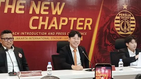 Shin Tae-yong resmi melatih Persija. (Photo Bola.com/Graphic generated AI)