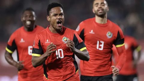 Pelatih Timnas Mozambik, Chiquinho Conde (tengah) saat menjalani sesi konferensi pers di Stadion Utama Gelora Bung Karno, Jakarta, Senin (8/6/2026). (Bola.com/Abdul Aziz)