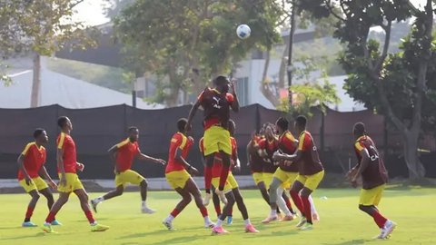 Pelatih Timnas Indonesia, John Herdman dalam sesi konferensi pers di Stadion Utama Gelora Bung Karno, Jakarta, Senin (8/6/2026). (Bola.com/Abdul Aziz)