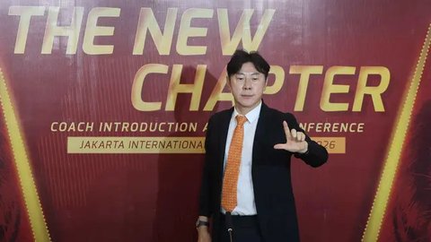 Shin Tae-yong saat diperkenalkan sebagai pelatih kepala Persija yang baru di Jakarta International Stadium, Senin (8/6/2026) siang WIB. (Bola.com/M Iqbal Ichsan)