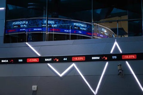 Layar indeks harga saham gabungan menunjukkan data di Bursa Efek Indonesia, Jakarta, Selasa (2/1). Angka tersebut naik signifikan dibandingkan tahun 2016 yang hanya mencatat penutupan perdaga
