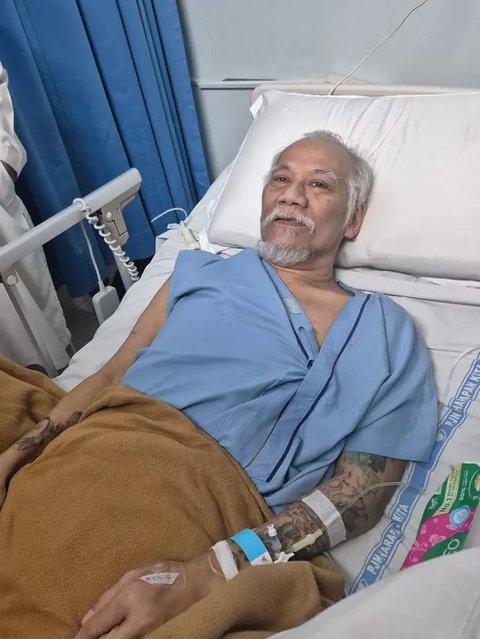Setelah Dewi Irawan, giliran Djenar Maesa Ayu dan Arswendy Beningswara menjenguk Tyo Pakusadewo di di Rumah Sakit Harapan Kita Jakarta Barat.