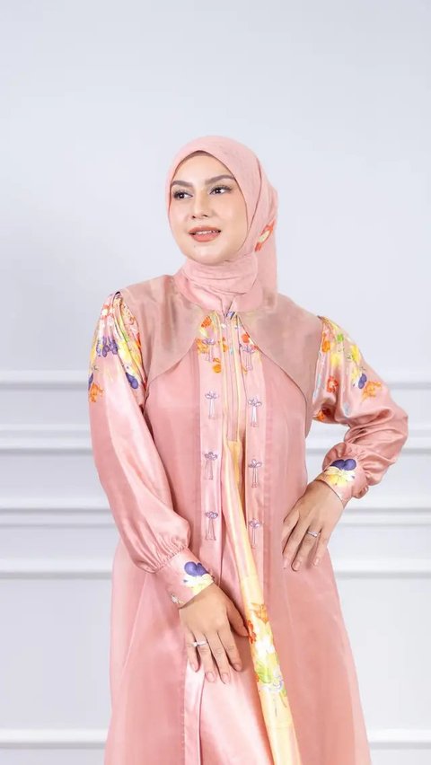 Jadi produser eksekutif film Dosa: Penebusan atau Pengampunan, tantangan baru bagi Irish Bella. Nyonya Haldy Sabri merasa bagai pemimpin orkestra. (Foto: Dok. Instagram @_irishbella_)