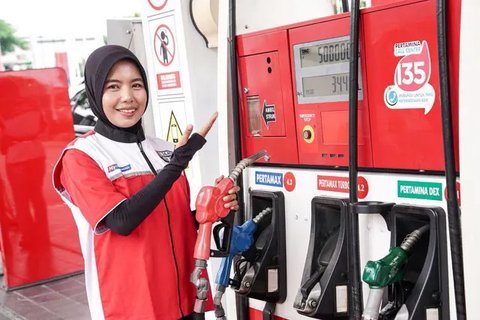 Di sisi lain, PT Pertamina (Persero) melalui Pertamina Patra Niaga juga resmi mengumumkan harga BBM 1 April 2026 yang berlaku di SPBU seluruh Indonesia. Tampak dalam foto, para pengendara sep