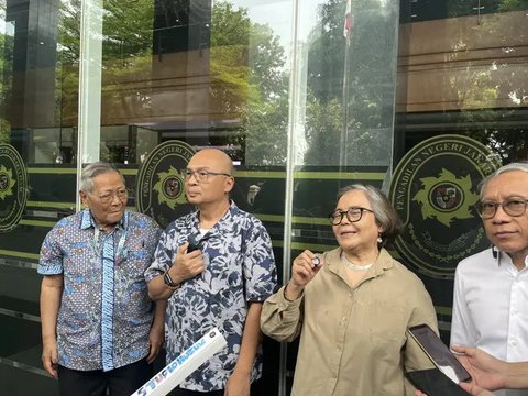 Mantan Menteri Pendidikan, Kebudayaan, Riset, dan Teknologi (Mendikbudristek), Nadiem Anwar Makarim (ketiga kiri), bersama istrinya, Franka Franklin Makarim (kedua kiri), usai sidang pembacaa