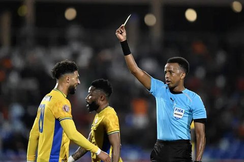 Wasit Somalia, Omar Abdulkadir Artan, memberi isyarat selama pertandingan Grup D Piala Afrika (CAN) 2024 antara Mauritania dan Aljazair di Stade de la Paix di Bouake pada 23 Januari 2024. (KE