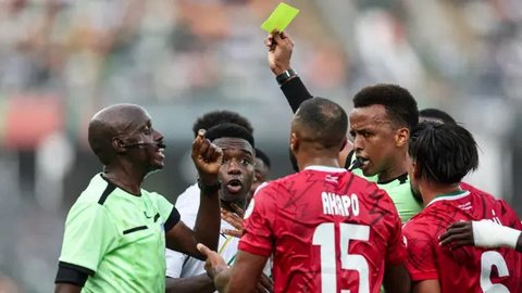 Wasit Somalia, Omar Abdulkadir Artan, memberi isyarat selama pertandingan Grup D Piala Afrika (CAN) 2024 antara Mauritania dan Aljazair di Stade de la Paix di Bouake pada 23 Januari 2024. (KE