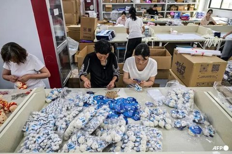 Boneka merchandise Lionel Messi untuk Piala Dunia FIFA 2026 di pabrik All Star Partner, Yiwu, Provinsi Zhejiang, Tiongkok Timur, Jumat (5/6/2026). (Foto: AFP/Hector Retamal)