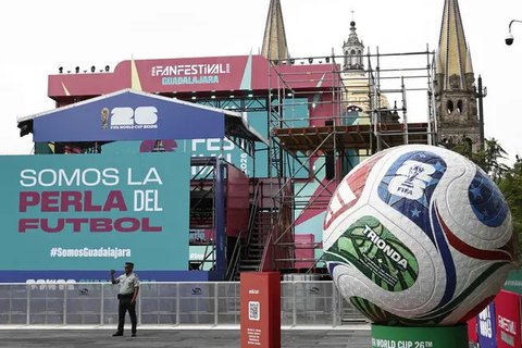 Boneka merchandise Lionel Messi untuk Piala Dunia FIFA 2026 di pabrik All Star Partner, Yiwu, Provinsi Zhejiang, Tiongkok Timur, Jumat (5/6/2026). (Foto: AFP/Hector Retamal)