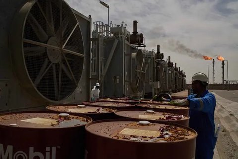 Sampai pembukaan perdagangan Rabu 4 Maret 2026, harga minyak masih berada di atas US$ 80 per barel. Tampak foto yang menunjukkan sebuah Stasiun Pengisian Bahan Bakar Umum (SPBU) Aral di Bochu