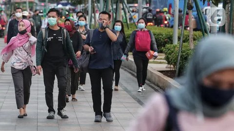 Aktivitas pekerja saat jam pulang kantor di kawasan Sudirman, Jakarta Pusat, Kamis (29/9/2022).   Menurut Riza Patria, pencabutan status pandemi menjadi pandemi merupakan kewenangan pemerinta