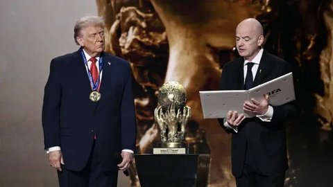 Wasit asal Somalia, Omar Abdulkadir Artan, batal memimpin pertandingan Piala Dunia 2026 karena tak mendapatkan izin masuk ke Amerika Serikat. (AFP/Khaled DESOUKI)
