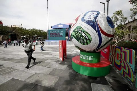 Wasit asal Somalia, Omar Abdulkadir Artan, batal memimpin pertandingan Piala Dunia 2026 karena tak mendapatkan izin masuk ke Amerika Serikat. (AFP/Khaled DESOUKI)