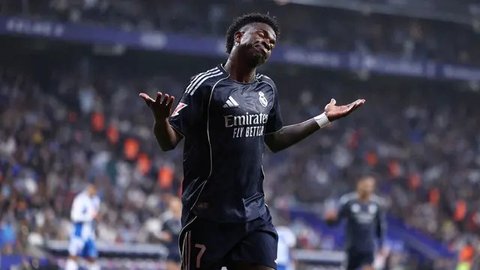 Vinicius Junior dari Real Madrid merayakan setelah memberi assist kepada rekannya, Kylian Mbappe, untuk mencetak gol dalam laga La Liga antara Real Oviedo dan Real Madrid di Stadion Carlos