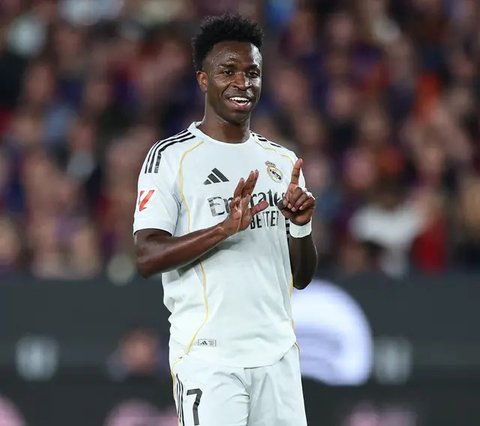 Vinicius Junior dari Real Madrid merayakan setelah memberi assist kepada rekannya, Kylian Mbappe, untuk mencetak gol dalam laga La Liga antara Real Oviedo dan Real Madrid di Stadion Carlos
