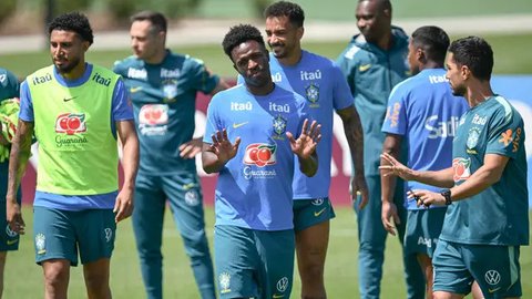 Vinicius Junior dari Real Madrid merayakan setelah memberi assist kepada rekannya, Kylian Mbappe, untuk mencetak gol dalam laga La Liga antara Real Oviedo dan Real Madrid di Stadion Carlos