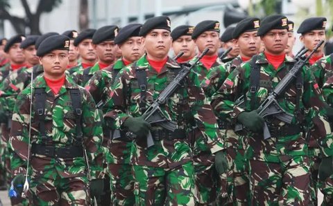 Massa aksi dari sejumlah elemen mahasiswa yang tergabung dalam tergabung dalam Badan Eksekutif Mahasiswa Seluruh Indonesia (BEM SI) mulai berdatangan. Mereka hadir di Patung Kuda Arjuna Wiwah