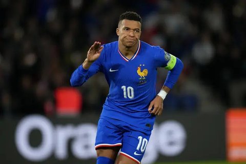 Penyerang Prancis, Ousmane Dembele (kanan) dan Kylian Mbappe ambil bagian dalam sesi latihan di Stadion Jassim-bin-Hamad di Doha, 12 Desember 2022. Prancis akan bermain melawan Maroko dalam p