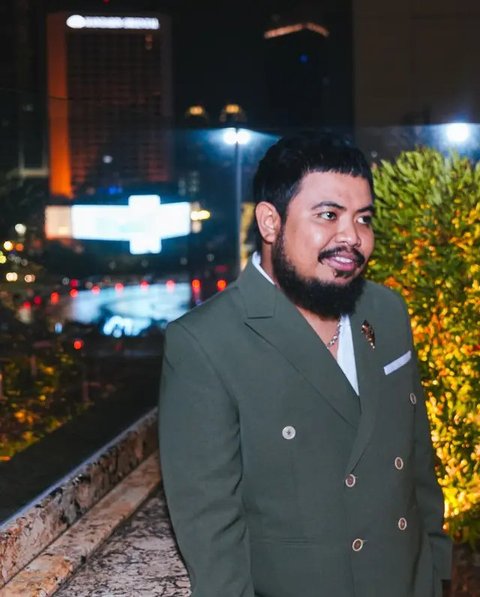 Pasutri Rigen Rakelna dan Indah Ningtyas mengabarkan kelahiran anak keempat lalu mengutip salah satu ayat dalam Al-Qur'an Surat Hud ayat keenam. (Foto: Dok. Instagram @indhningtys)