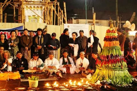 Salah satu tombak pusaka ikut dikirap. 2015 merdeka.com/arie sunaryo