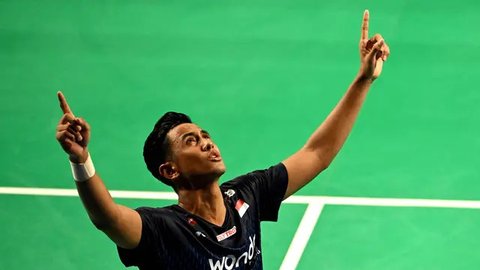 Tunggal putra Indonesia, Alwi Farhan, mencium trofi setelah mengalahkan Dong Tian Yao dari (Tiongkok) di final turnamen bulu tangkis Australia Open 2026, Sydney, pada Minggu 14 Juni 2026. (DA