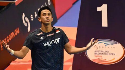 Tunggal putra Indonesia, Alwi Farhan, mencium trofi setelah mengalahkan Dong Tian Yao dari (Tiongkok) di final turnamen bulu tangkis Australia Open 2026, Sydney, pada Minggu 14 Juni 2026. (DA