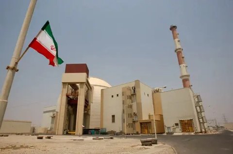 Beberapa perempuan membawa Bendera Iran di Ibu Kota Teheran. (c) AFP/Begriyz Negr