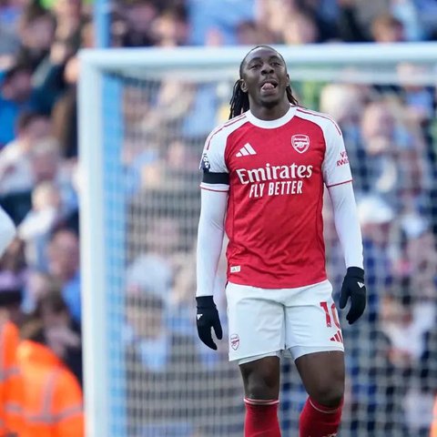Pemain Arsenal, Eberechi Eze, berjalan meninggalkan lapangan usai pertandingan Liga Premier melawan Tottenham di London, Minggu, 23 November 2025. (AP Photo/Frank Augstein)