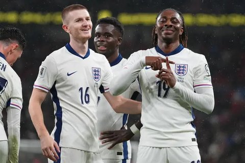 Pemain Arsenal, Eberechi Eze, berjalan meninggalkan lapangan usai pertandingan Liga Premier melawan Tottenham di London, Minggu, 23 November 2025. (AP Photo/Frank Augstein)