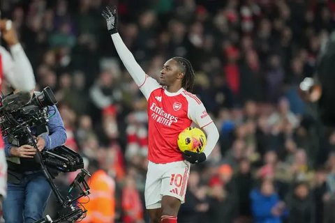 Pemain Arsenal, Eberechi Eze, berjalan meninggalkan lapangan usai pertandingan Liga Premier melawan Tottenham di London, Minggu, 23 November 2025. (AP Photo/Frank Augstein)
