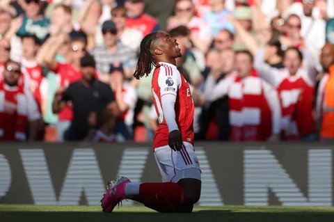 Pemain Arsenal, Eberechi Eze, berjalan meninggalkan lapangan usai pertandingan Liga Premier melawan Tottenham di London, Minggu, 23 November 2025. (AP Photo/Frank Augstein)