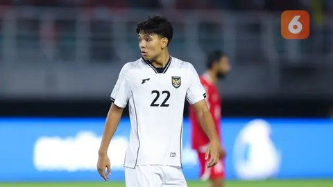 Pemain Timnas Indonesia, Adrian Wibowo, saat melawan Timnas Lebanon dalam laga FIFA Matchday 2025 di Stadion Gelora Bung Tomo, Surabaya, Senin (8/9/2025). (Bola.com/Abdul Aziz)