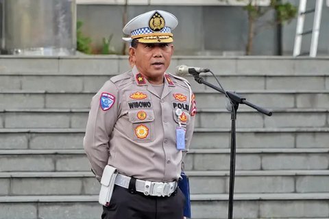 Warga menunjukkan SIM lama dan yang baru saja diperpanjang melalui layanan online di area Car Free Day, Bundaran HI, Jakarta, Minggu (27/9). 2015 merdeka.com/imam buhori