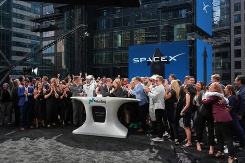 Elon Musk, CEO Tesla, Wakil Ketua Departemen Efisiensi Pemerintah (DOGE) yang baru diumumkan, tiba di Capitol Hill bersama putranya pada 05 Desember 2024 di Washington, DC. (Dok: Anna