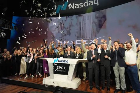 Elon Musk, CEO Tesla, Wakil Ketua Departemen Efisiensi Pemerintah (DOGE) yang baru diumumkan, tiba di Capitol Hill bersama putranya pada 05 Desember 2024 di Washington, DC. (Dok: Anna