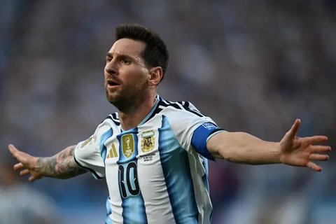 Pemain Argentina Lionel Messi merayakan gol saat laga Grup J Piala Dunia 2026 antara Argentina vs Aljazair di Kansas City, Mo., Selasa, 16 Juni 2026. (AP Photo/Charlie Riedel)