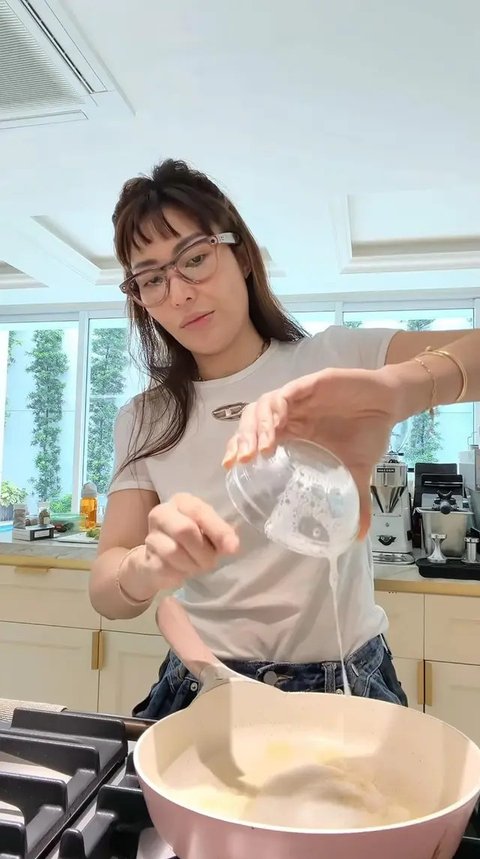 Potret Dapur di Rumah Ayu Dewi / Instagram @mrsayudewi