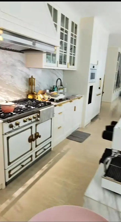 Potret Dapur di Rumah Ayu Dewi / Instagram @mrsayudewi