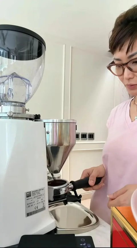Potret Dapur di Rumah Ayu Dewi / Instagram @mrsayudewi