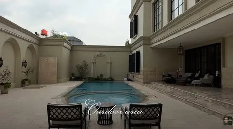 Model Kolam Renang di Rumah Tasya Farasya (youtube.com/@tasyafarasya25)