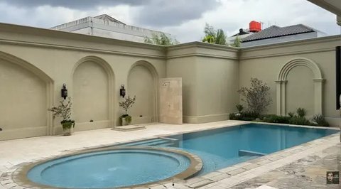 Model Kolam Renang di Rumah Tasya Farasya (youtube.com/@tasyafarasya25)
