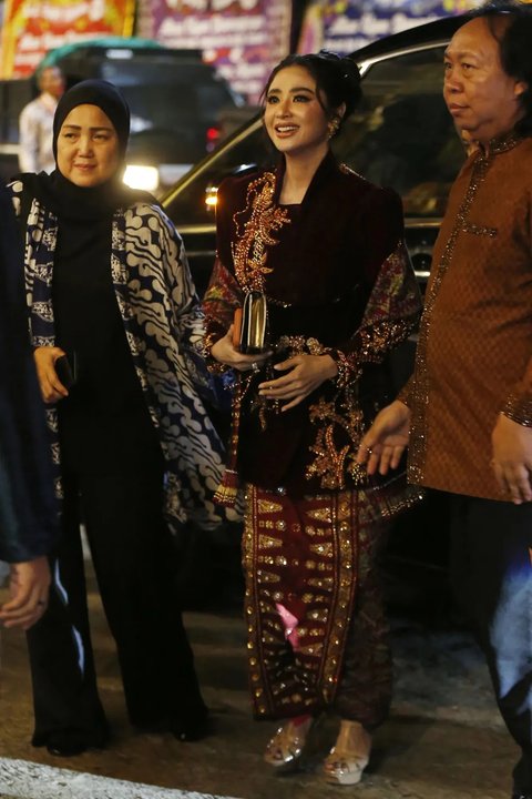 Kondisi Tio Pakusadewo Membaik, Dewi Perssik Berharap Bisa Main Film Bareng